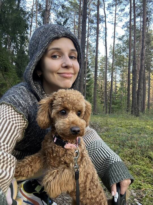 Draugė: nykštukinio pudelio veislės kalytė Balbina – Monikos Liu gerų emocijų šaltinis.