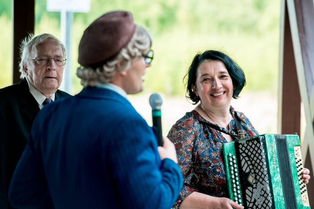 Tapatybė: „Viešia“ – šeimų, puoselėjančių senąsias tradicijas ir liaudies kūrybą, sambūris.