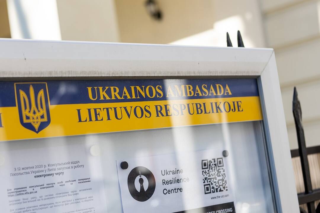 Prokuratūra nutraukė tyrimą dėl per karo Ukrainoje metines išpaišytos Rusijos ambasados