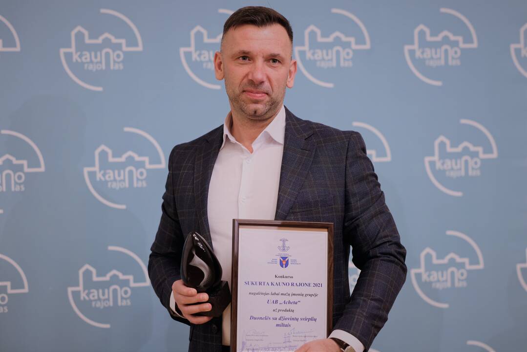 Startas: „Lunar Baits“ pašarus sukūrė trofėjinių karpių žvejai M. ir V. Martinkėnai.  