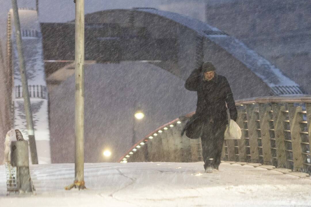 Kelininkai perspėja: eismo sąlygas sunkina snygis ir plikledis