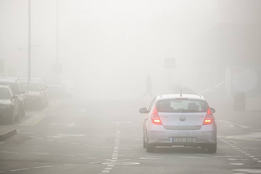 Kelininkai perspėja: eismo sąlygas vietomis sunkina rūkas