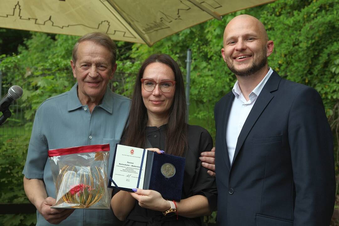 Įvertinimas: apdovanojimą Š. Kutinskaitei-Būdavienei įteikė buvęs kolega Kauno vicemeras Tomas Jarusevičius (dešinėje) ir LŽS Kauno apskrities skyriaus pirmininkas V. Mačiulis.  