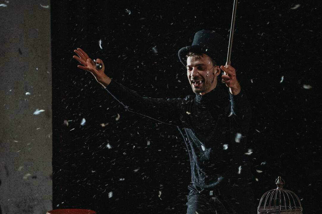 Scena iš spektaklio „Įstrigę“.