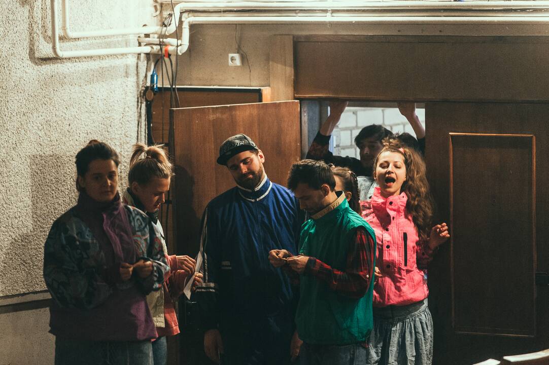 Scena iš spektaklio „Įstrigę“.