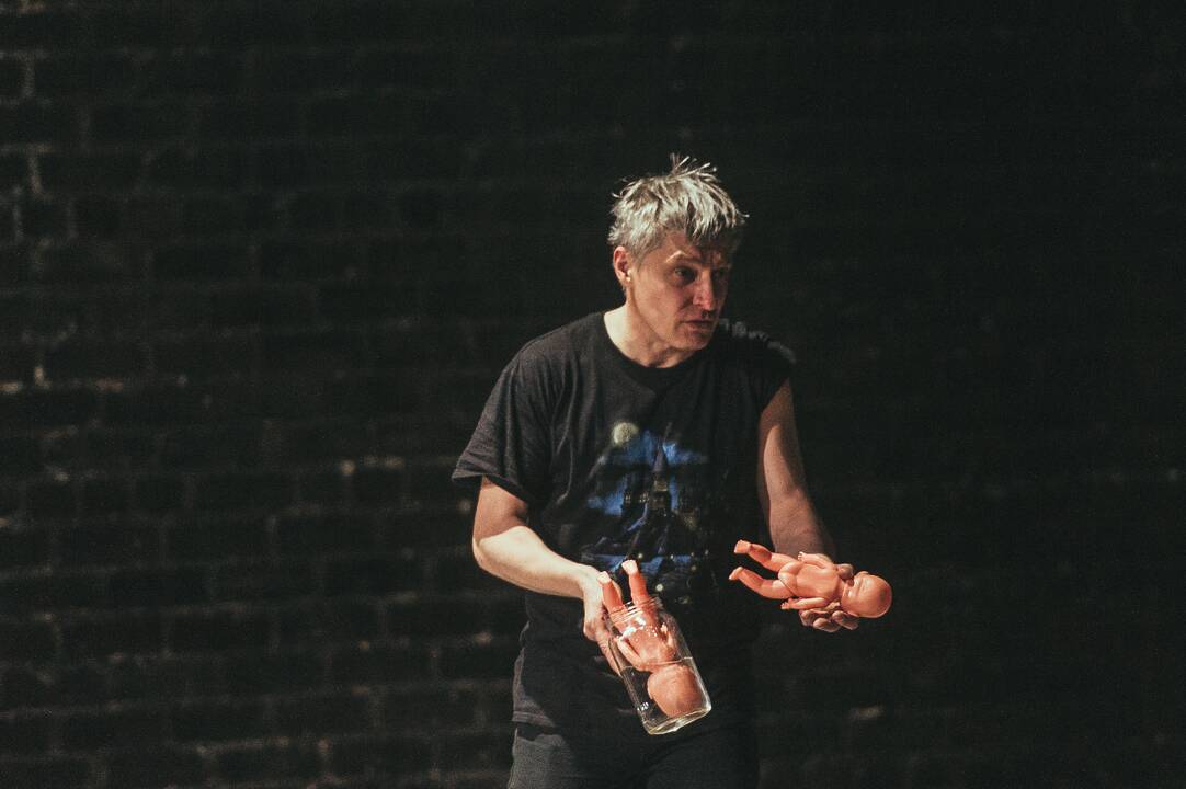 Scena iš spektaklio „Įstrigę“.