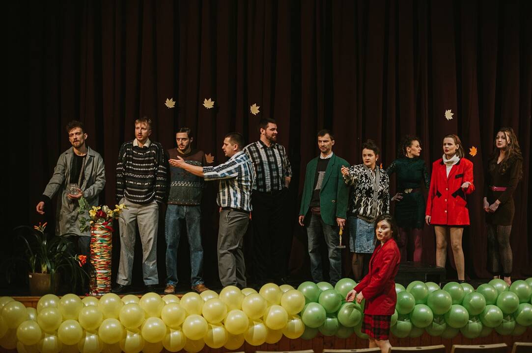Scena iš spektaklio „Įstrigę“.