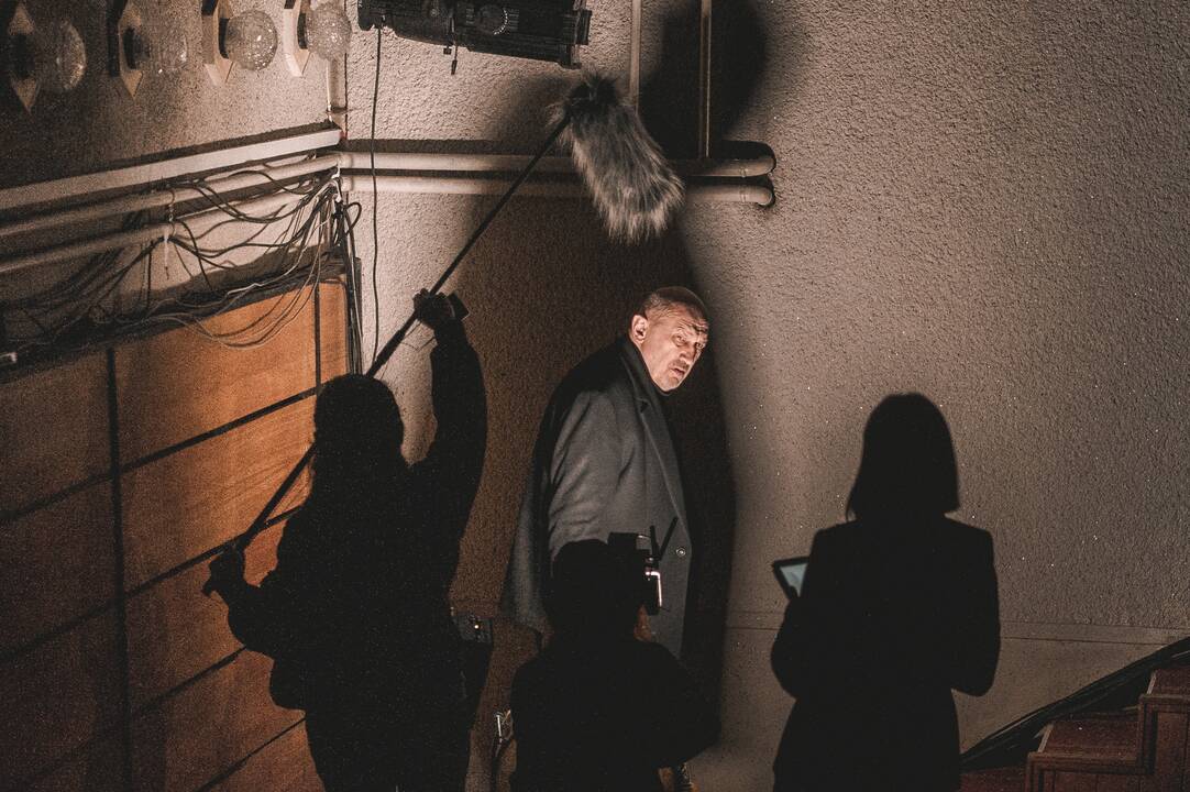Scena iš spektaklio „Įstrigę“.