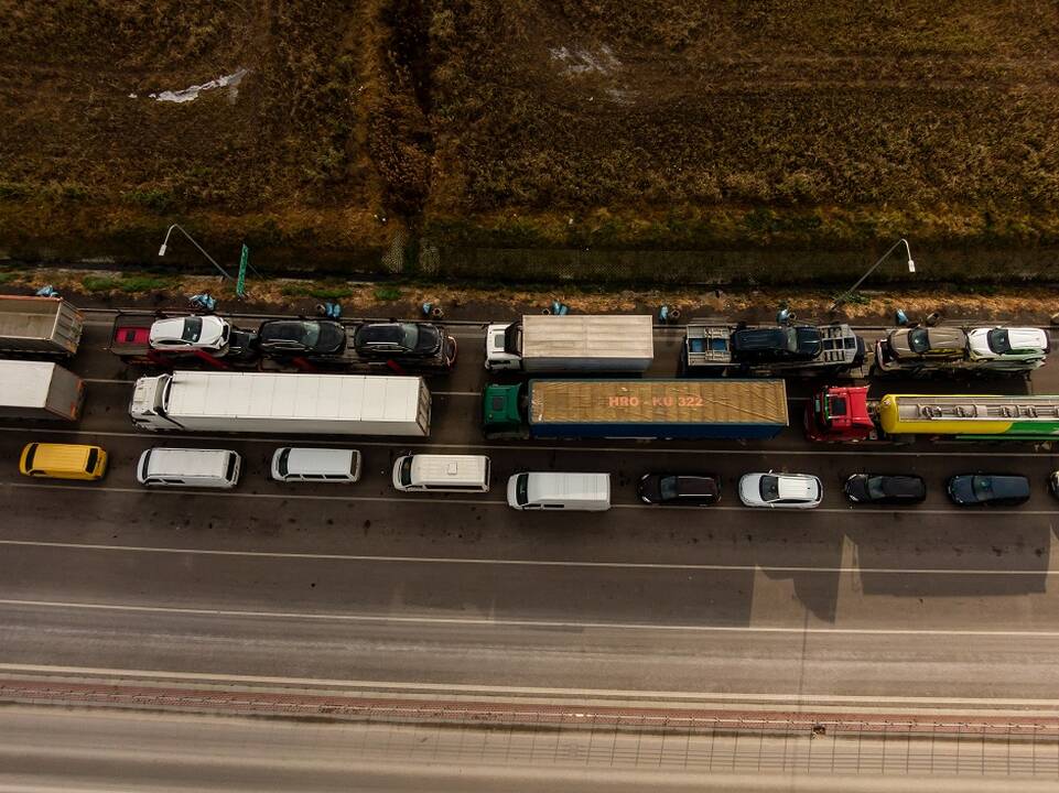 Ukraina ir Lenkija pirmadienį atidarys sienos perėjimo punktą tuštiems sunkvežimiams