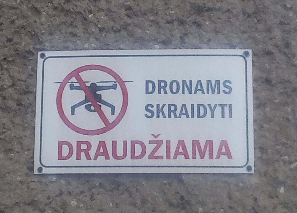 Žvalgai: dronų virš galvų nenori įvairios tarnybos ir privačios bendrovės. Toks užrašas uostamiestyje skelbia, kad dronai nekiltų virš Valstybės saugumo departamento padalinio pastatų.