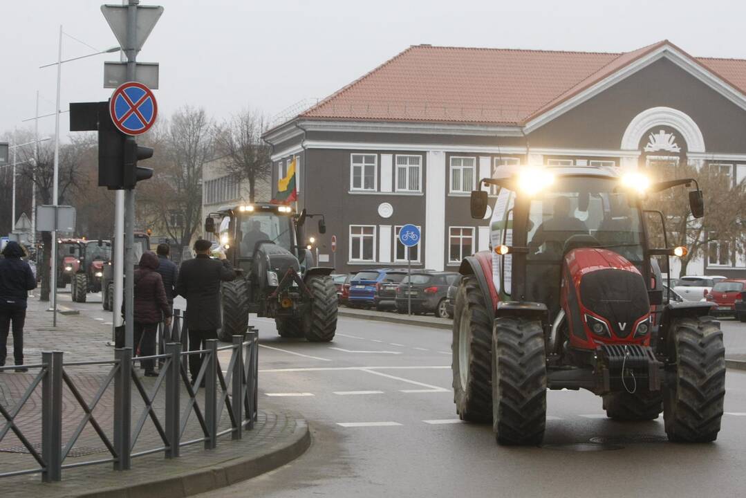 Pajūrio ūkininkai protestavo traktorių vilkstinėmis