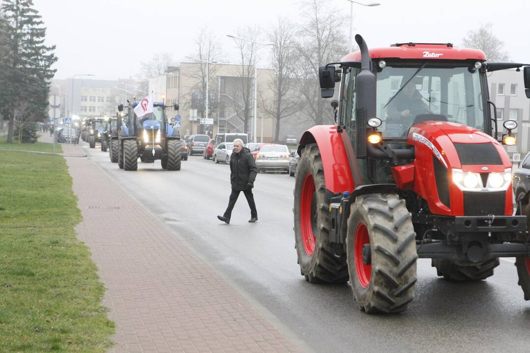 Pajūrio ūkininkai protestavo traktorių vilkstinėmis