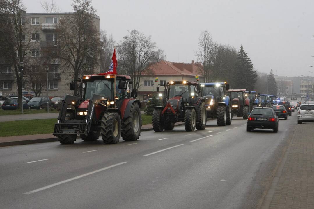 Pajūrio ūkininkai protestavo traktorių vilkstinėmis