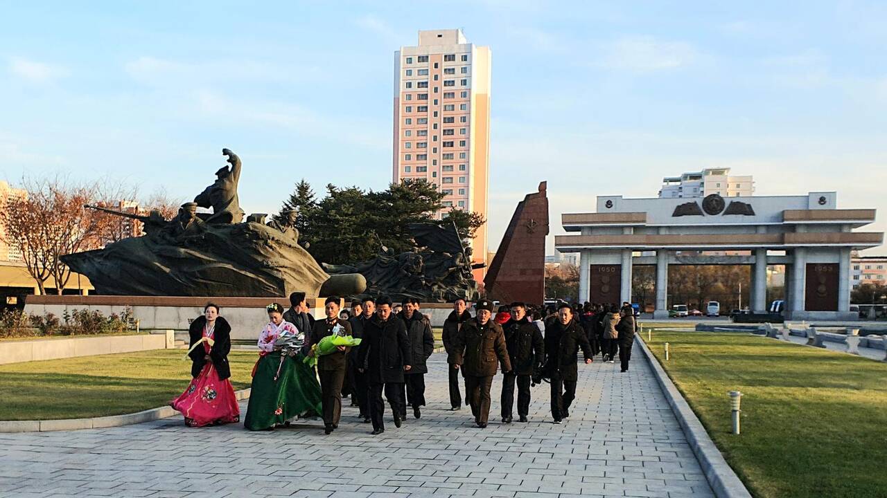 Svajonė: Pchenjano prieigose, kaip ir daugelį turistų, A.Mockų nustebino milžiniškas monumentas – arką primenančios dvi rankas į viršų iškėlusios merginos, simbolizuojančios Šiaurės ir Pietų Korėjų susijungimą.