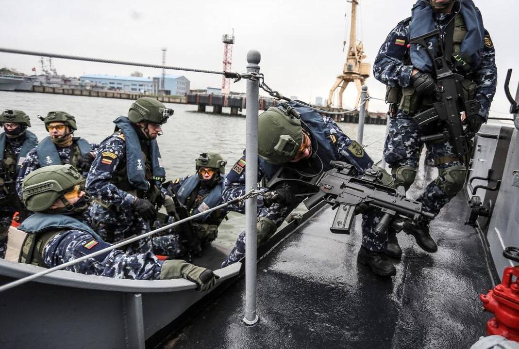 Kaip kare: snaiperiai stebi piratų veiksmus jūroje.