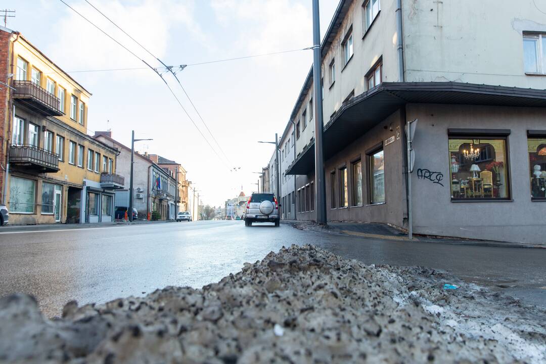 Krentantys ledo luitai sumaitojo automobilio stiklą