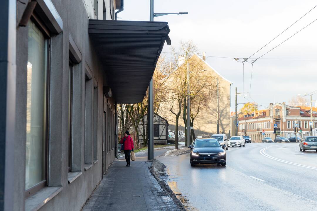 Krentantys ledo luitai sumaitojo automobilio stiklą