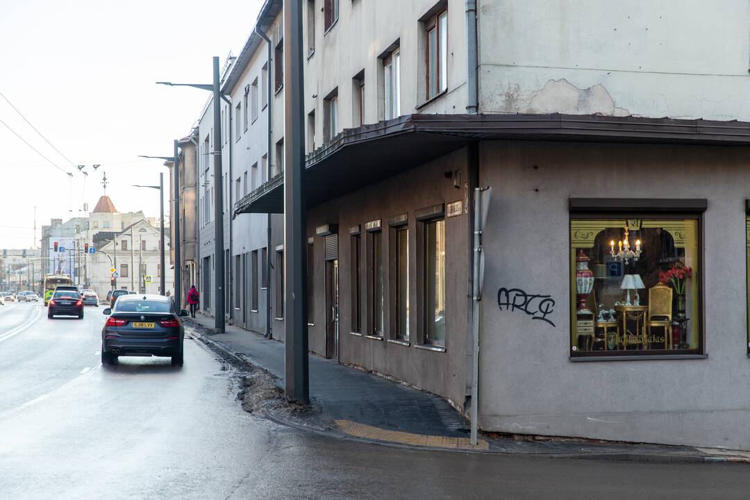 Krentantys ledo luitai sumaitojo automobilio stiklą