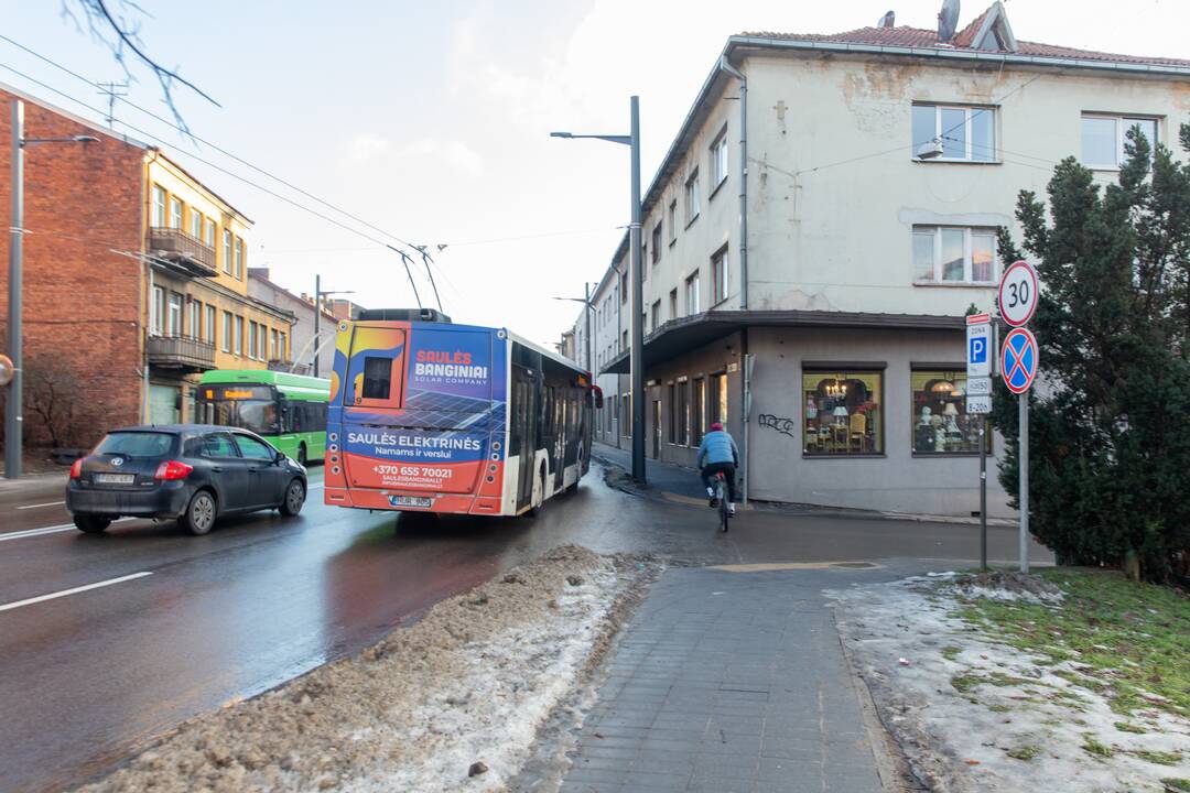 Krentantys ledo luitai sumaitojo automobilio stiklą