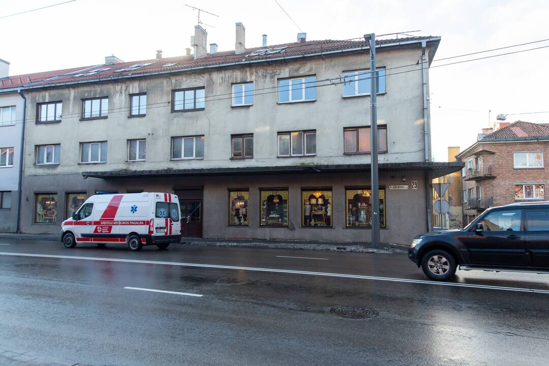 Krentantys ledo luitai sumaitojo automobilio stiklą