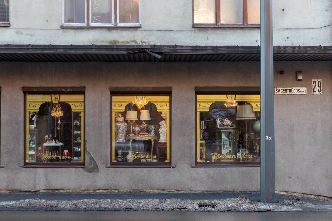 Krentantys ledo luitai sumaitojo automobilio stiklą