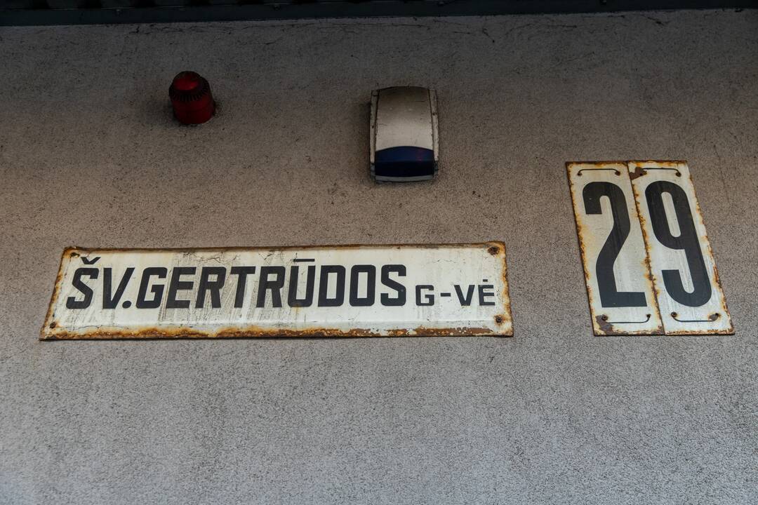 Krentantys ledo luitai sumaitojo automobilio stiklą