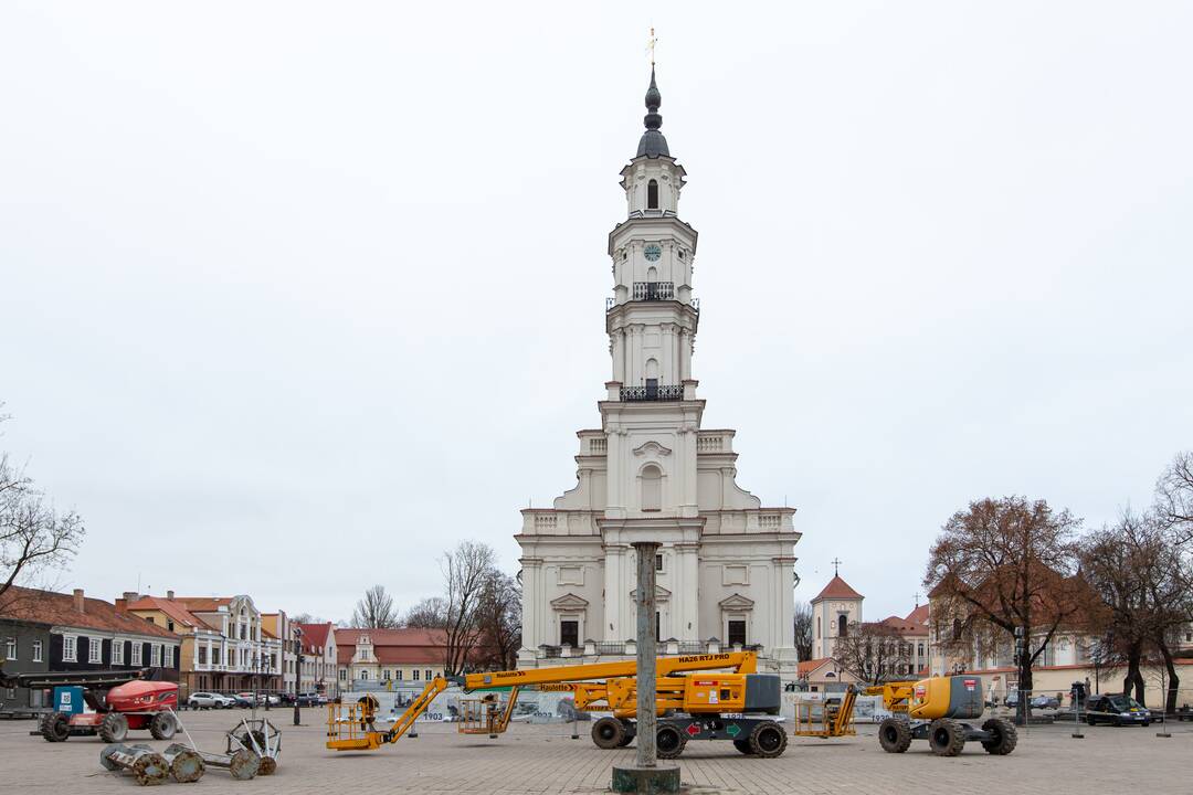 Rotušės aikštėje montuojama eglė