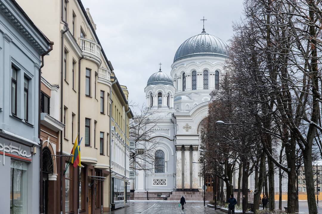Kauną nuklojo balta sniego skraistė