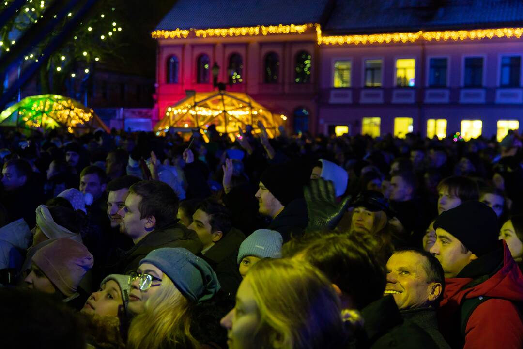 Žingsnis link Kalėdų: įžiebta žvaigždėmis puošta Kauno eglutė! 