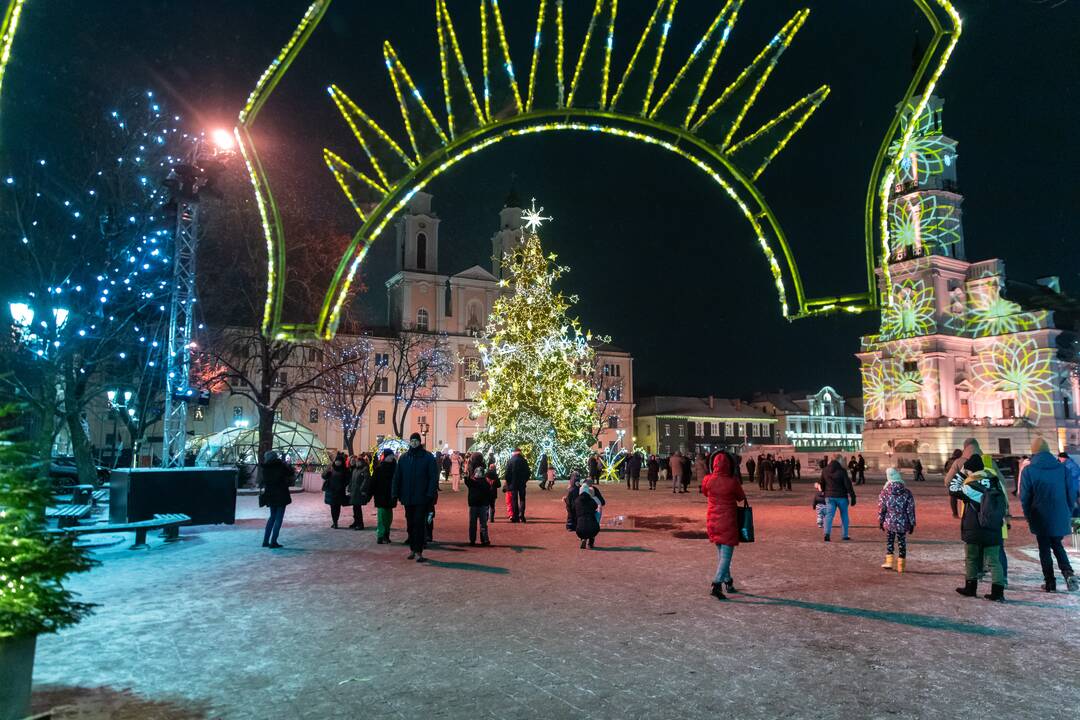 Kauniečiai atsisveikina su Kalėdų egle