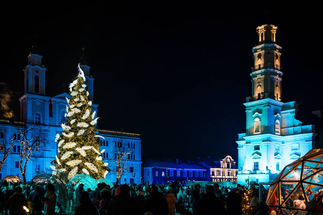 Smalsuoliai traukia apžiūrėti įžiebtos Kauno eglės