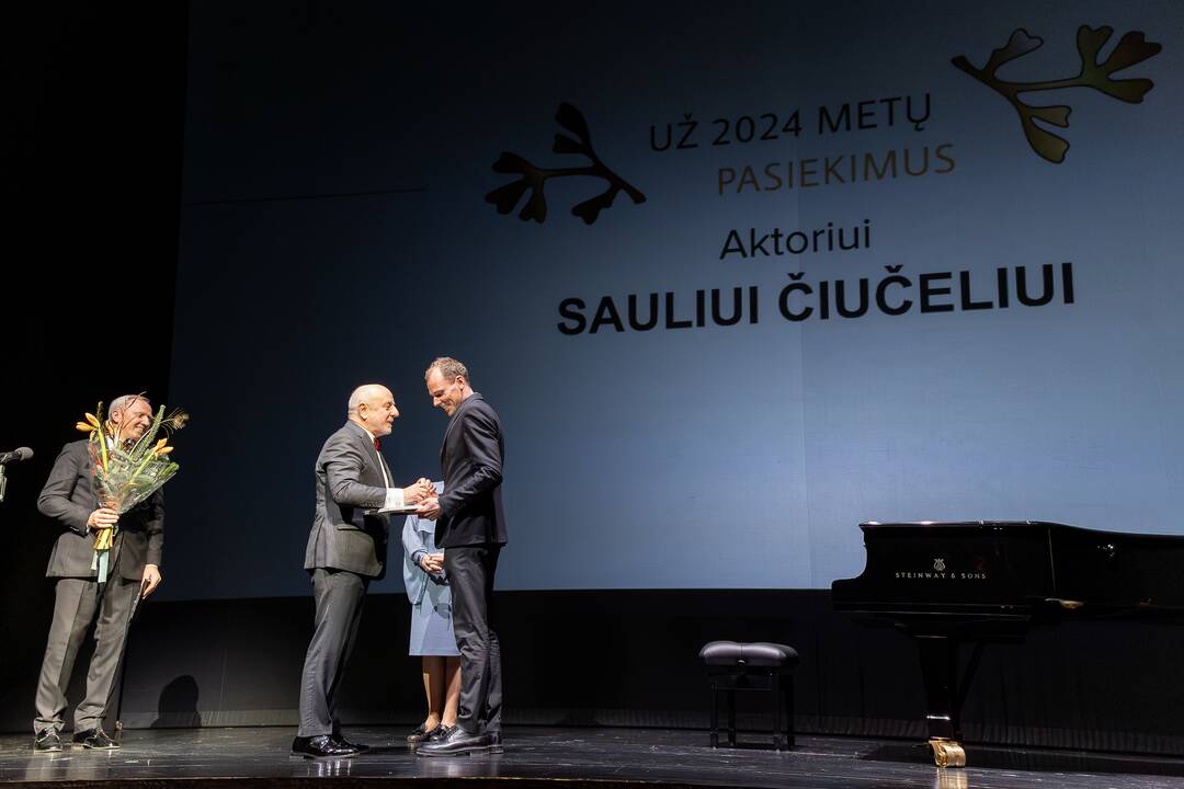 Auksinės teatro rūtos šakelės