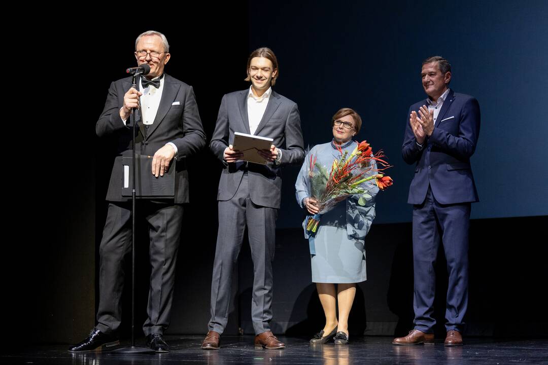 Auksinės teatro rūtos šakelės