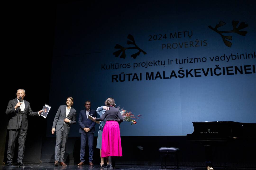 Auksinės teatro rūtos šakelės