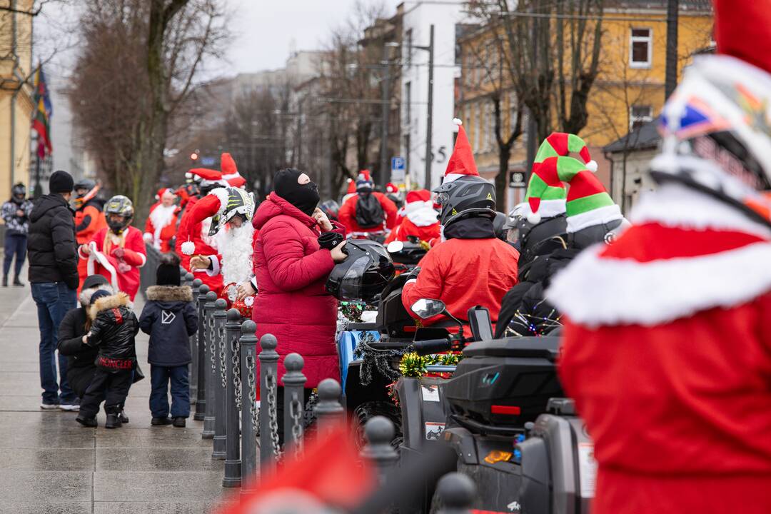 Kalėdų Seneliai išriedėjo į miesto gatves