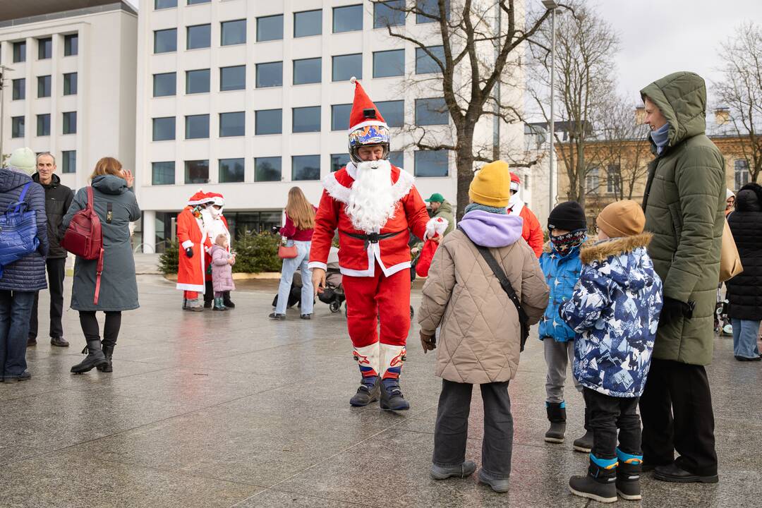 Kalėdų Seneliai išriedėjo į miesto gatves