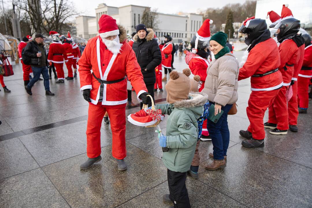 Kalėdų Seneliai išriedėjo į miesto gatves