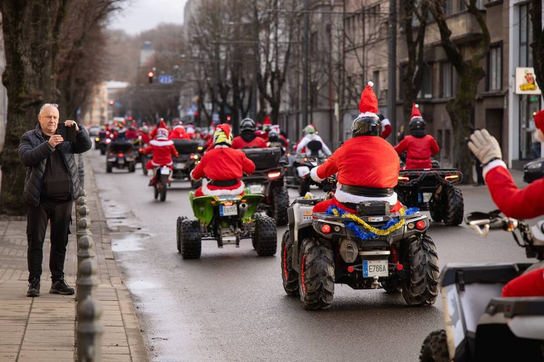 Kalėdų Seneliai išriedėjo į miesto gatves