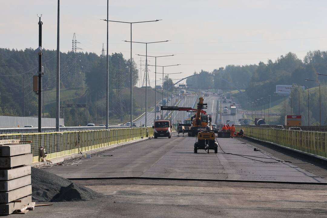 A1 kelyje atidarytas vidurinis tiltas per Nerį