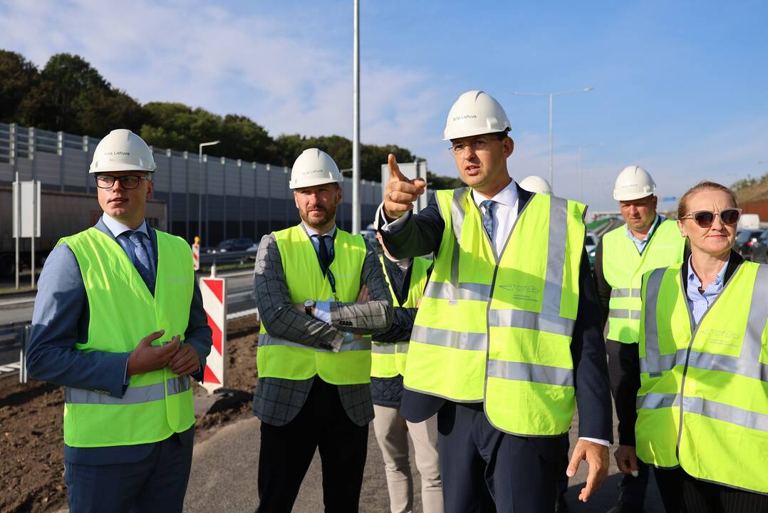 A1 kelyje atidarytas vidurinis tiltas per Nerį