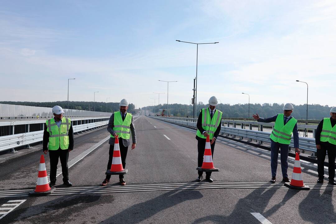 A1 kelyje atidarytas vidurinis tiltas per Nerį