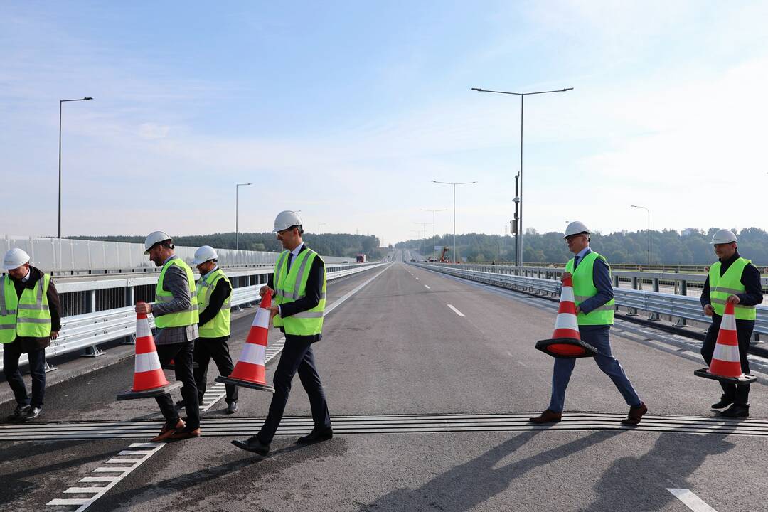 A1 kelyje atidarytas vidurinis tiltas per Nerį