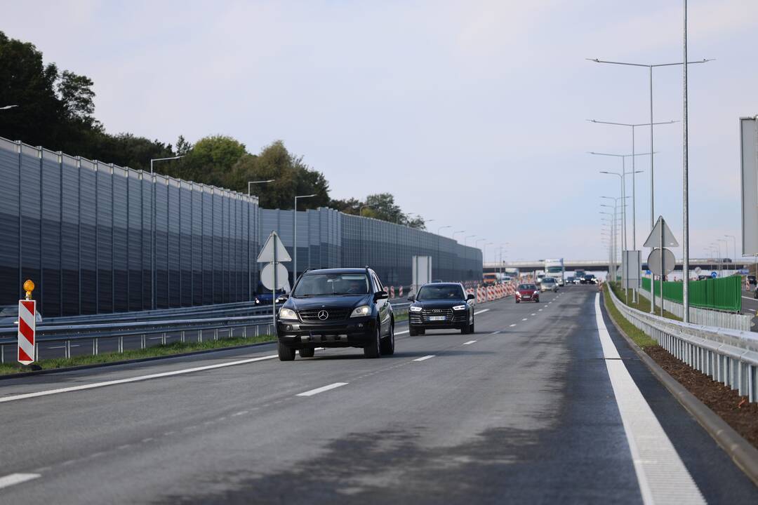 A1 kelyje atidarytas vidurinis tiltas per Nerį