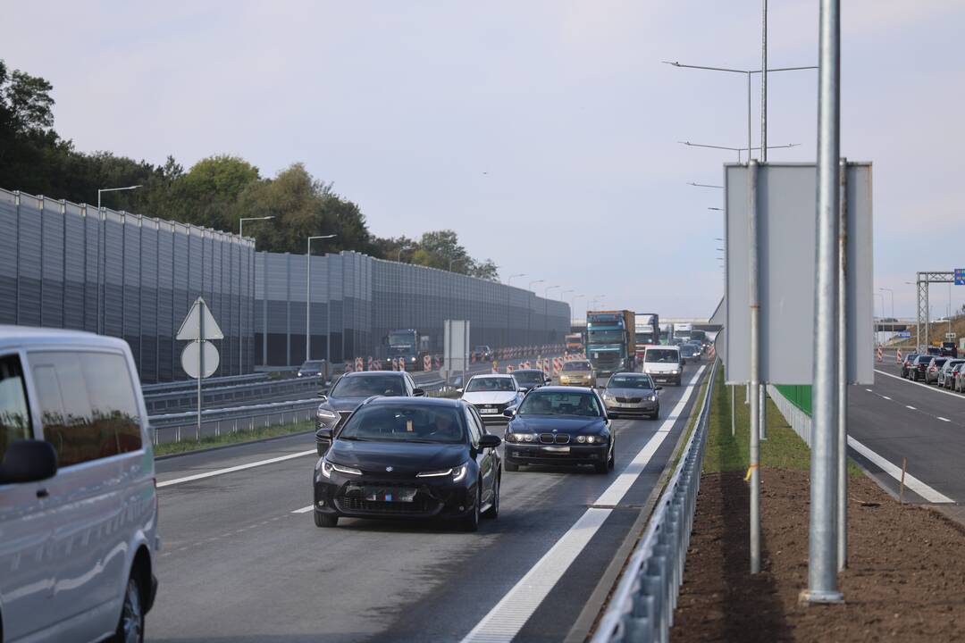 A1 kelyje atidarytas vidurinis tiltas per Nerį