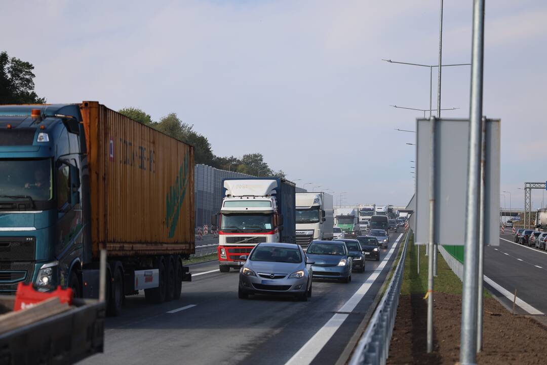 A1 kelyje atidarytas vidurinis tiltas per Nerį