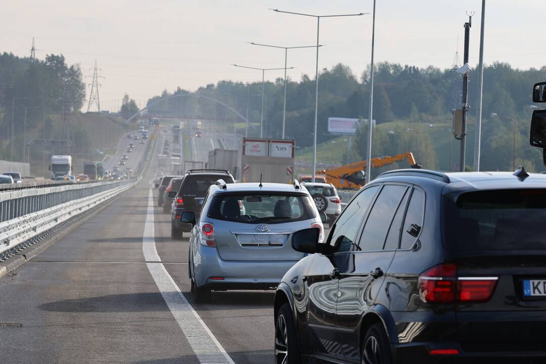 A1 kelyje atidarytas vidurinis tiltas per Nerį