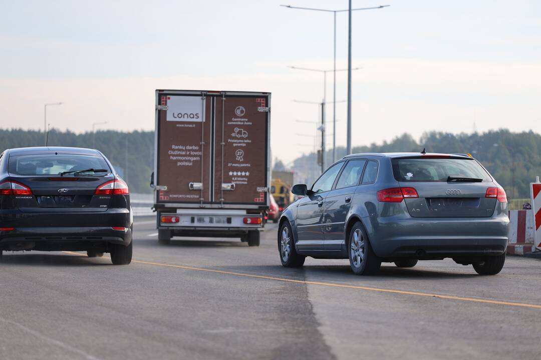 A1 kelyje atidarytas vidurinis tiltas per Nerį