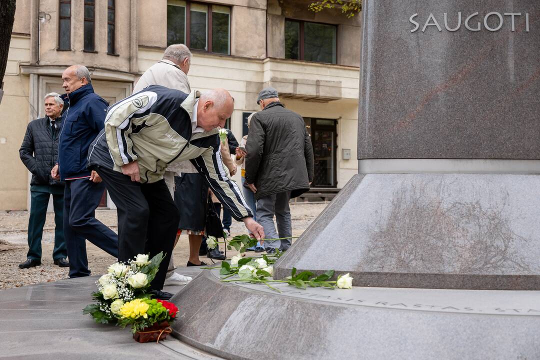 Policijos veteranai prie obelisko pagerbė kolegas