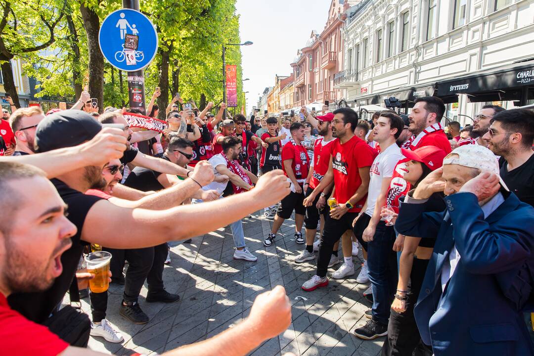 Laisvės alėją užtvindė „Eurolygos“ sirgaliai: daugelis – už graikų „Olympiacos“ 