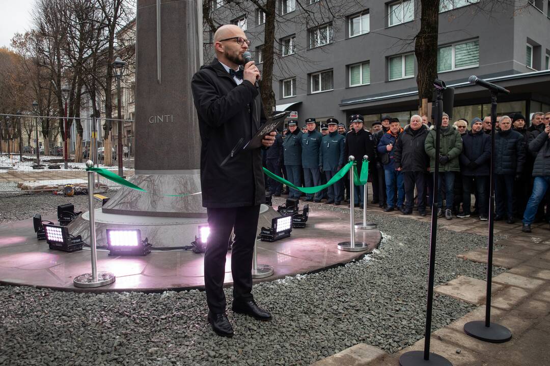 Oficialiai atidengtas policijai skirtas obeliskas